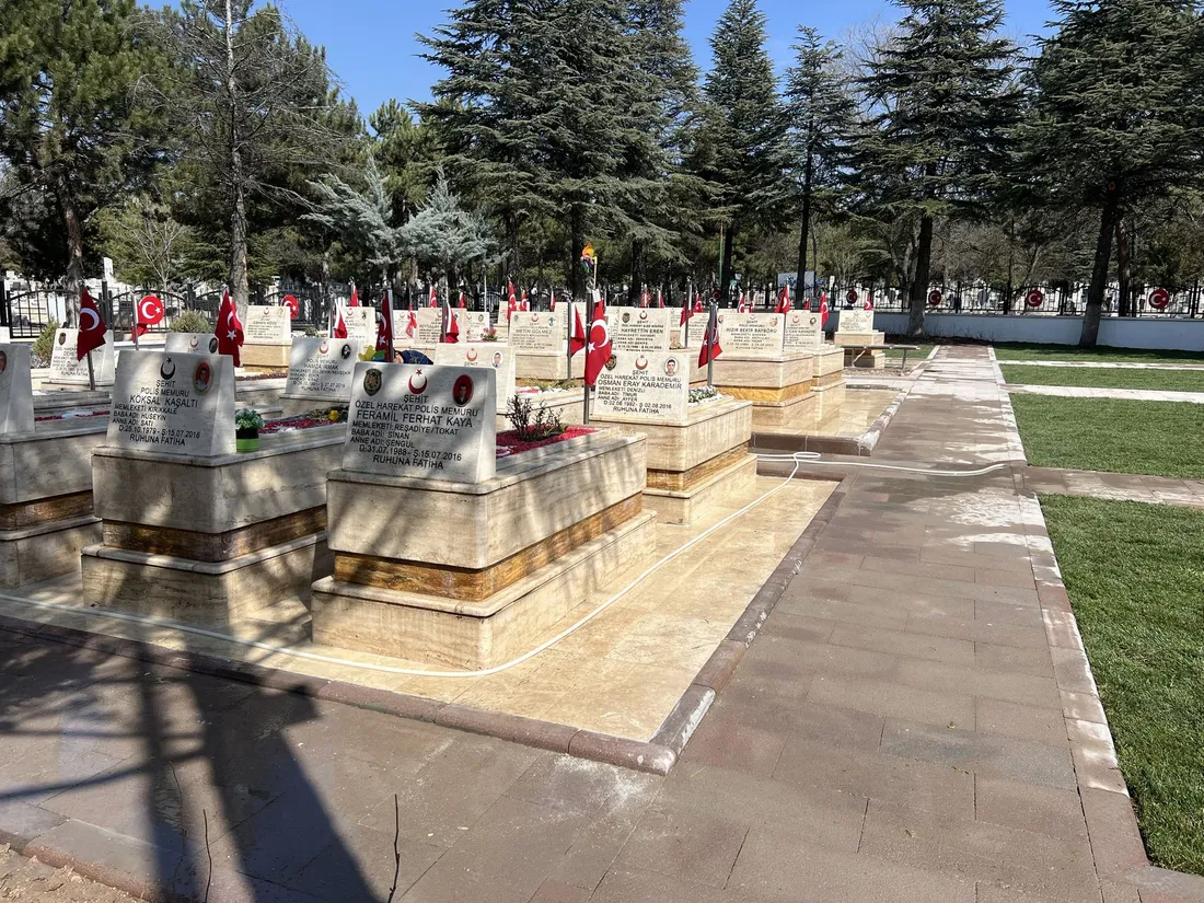 Karşıyaka Mezarlığı Polis Şehitliği
