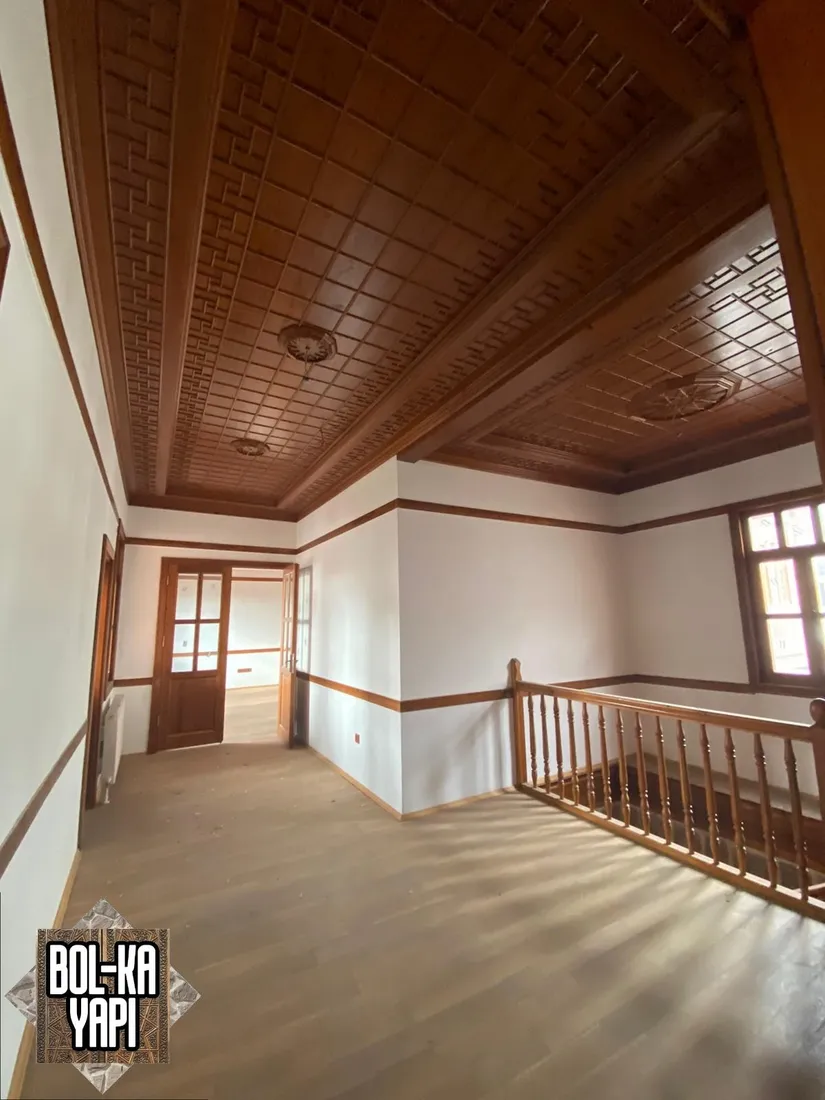 Ahşap tavanlı hol ve korkuluk