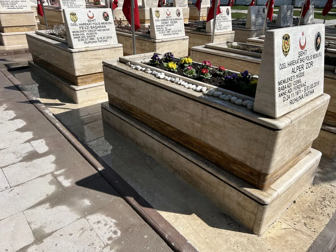 Karşıyaka Mezarlığı Polis Şehitliği