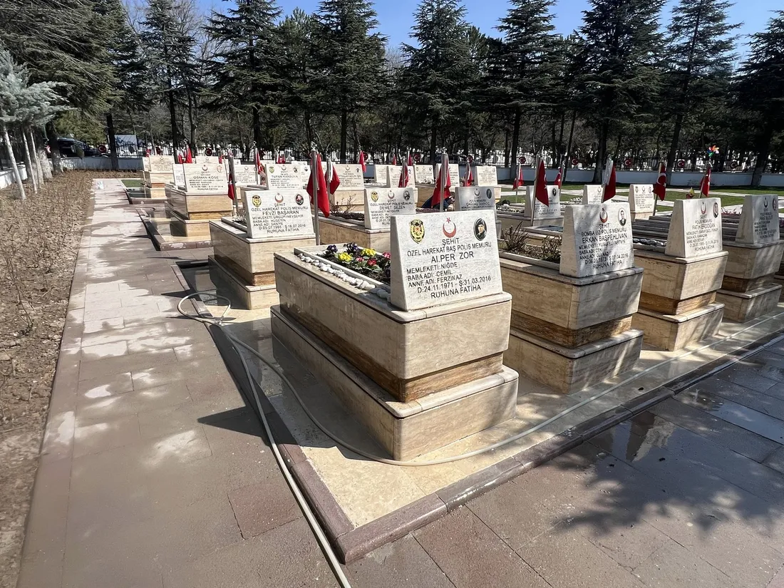 Karşıyaka Mezarlığı Polis Şehitliği