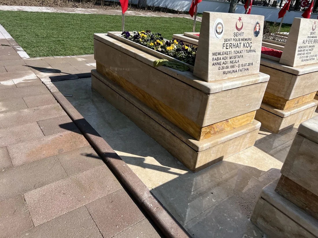 Karşıyaka Mezarlığı Polis Şehitliği