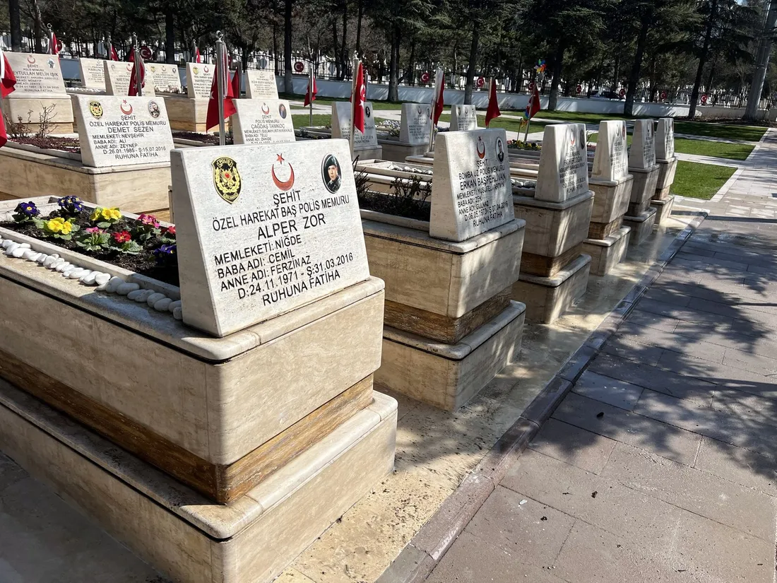 Karşıyaka Mezarlığı Polis Şehitliği
