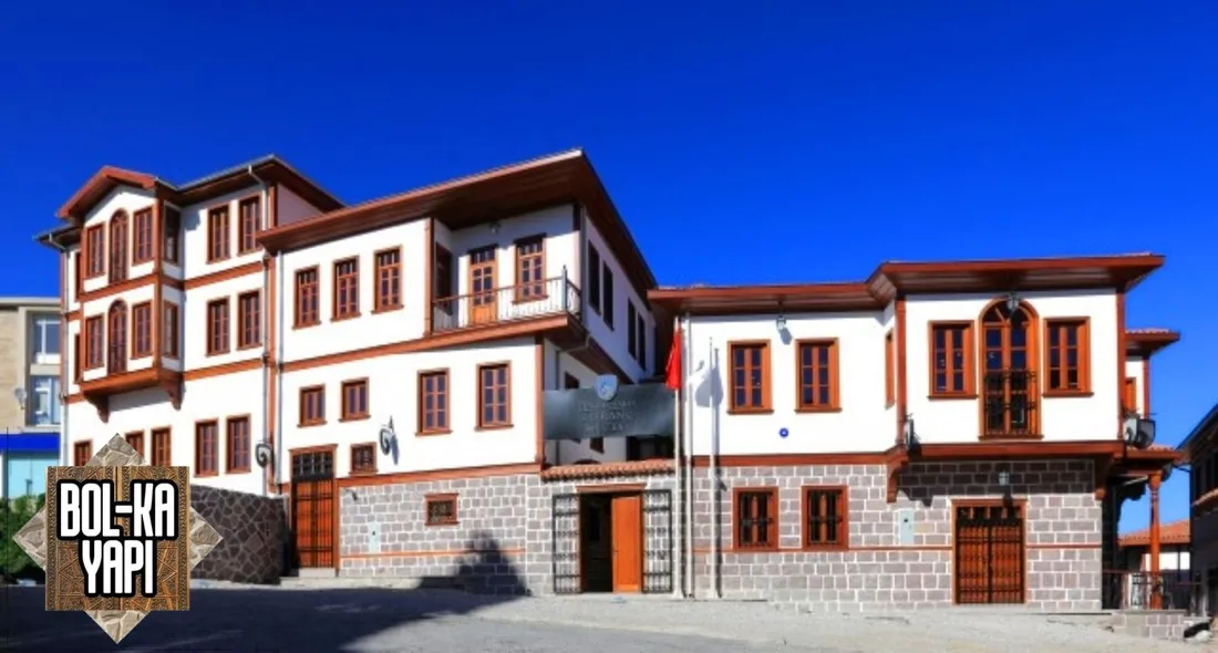 Kâgir zemin kat ve ahşap detaylı konak grubu